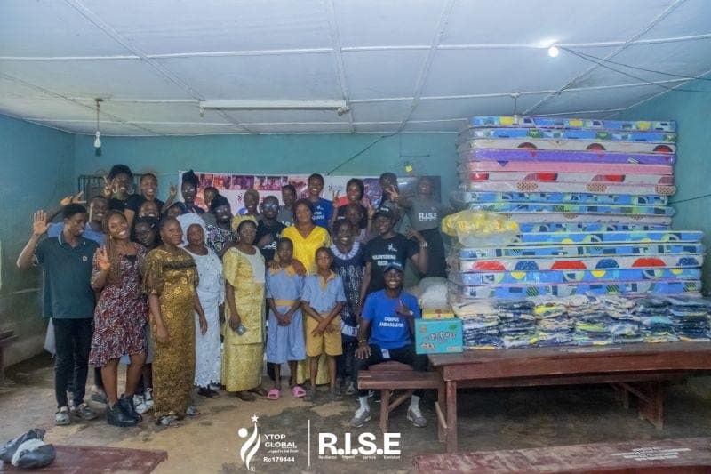 GROUP PICTURE WITH SCHOOL STUDENTS AND TEACHERS